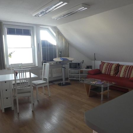 Gaeste-Und Ferienwohnung Magdeburg Alt-Olvenstedt, Zwei Schlafzimmer, Treppenlift, Ruhige Lage, Naehe Klinikum Und Abfahrten A 2 Und A 14 Exterior photo