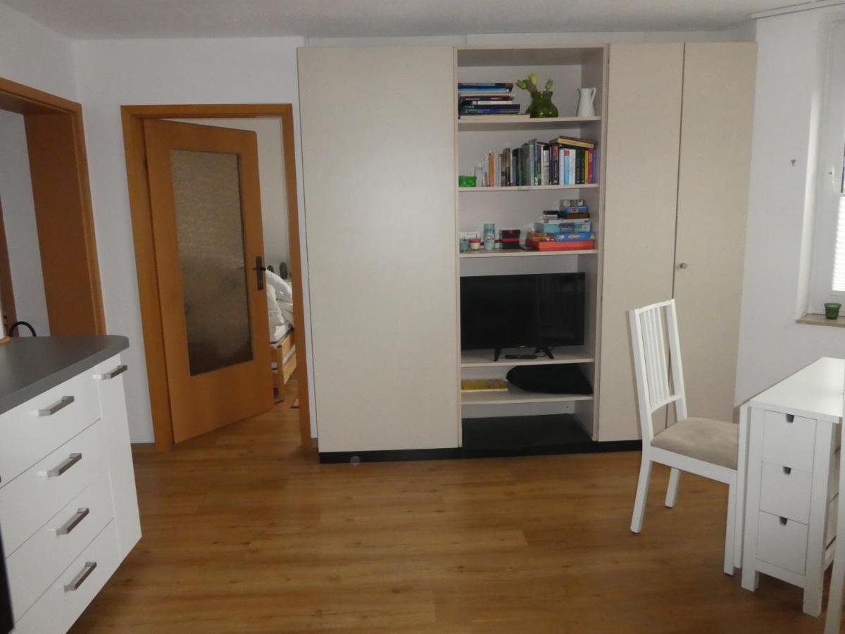 Gaeste-Und Ferienwohnung Magdeburg Alt-Olvenstedt, Zwei Schlafzimmer, Treppenlift, Ruhige Lage, Naehe Klinikum Und Abfahrten A 2 Und A 14 Exterior photo