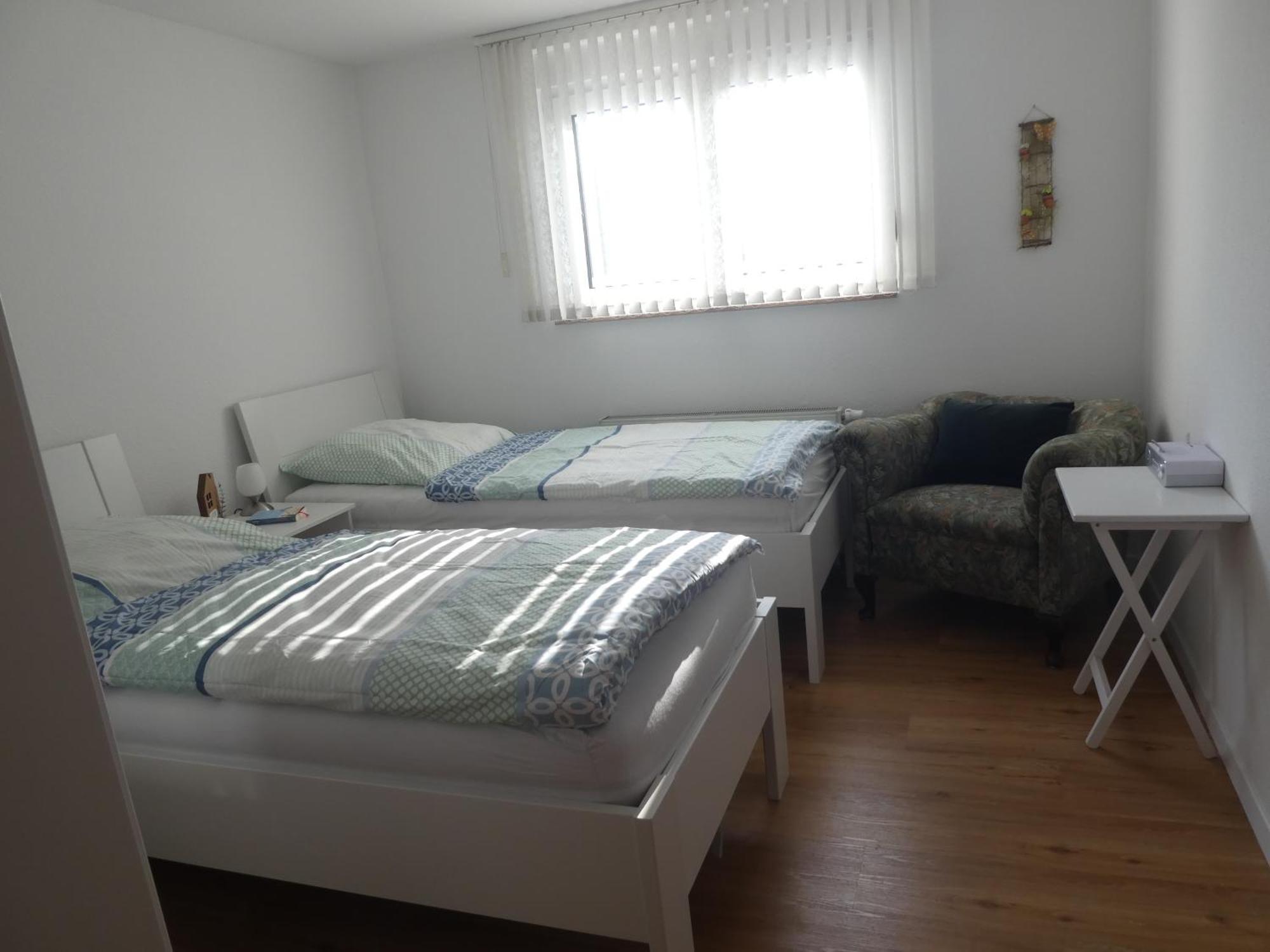 Gaeste-Und Ferienwohnung Magdeburg Alt-Olvenstedt, Zwei Schlafzimmer, Treppenlift, Ruhige Lage, Naehe Klinikum Und Abfahrten A 2 Und A 14 Exterior photo
