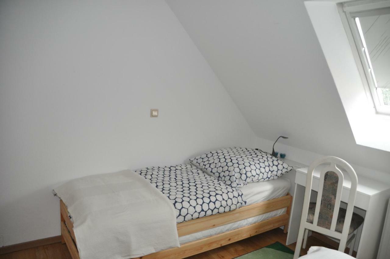 Gaeste-Und Ferienwohnung Magdeburg Alt-Olvenstedt, Zwei Schlafzimmer, Treppenlift, Ruhige Lage, Naehe Klinikum Und Abfahrten A 2 Und A 14 Exterior photo